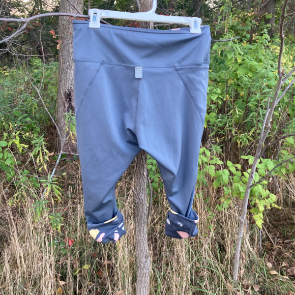 Super cute Title 9 reversible cropped leggings, sz m, grey/grey patterned - Picture 5 of 5